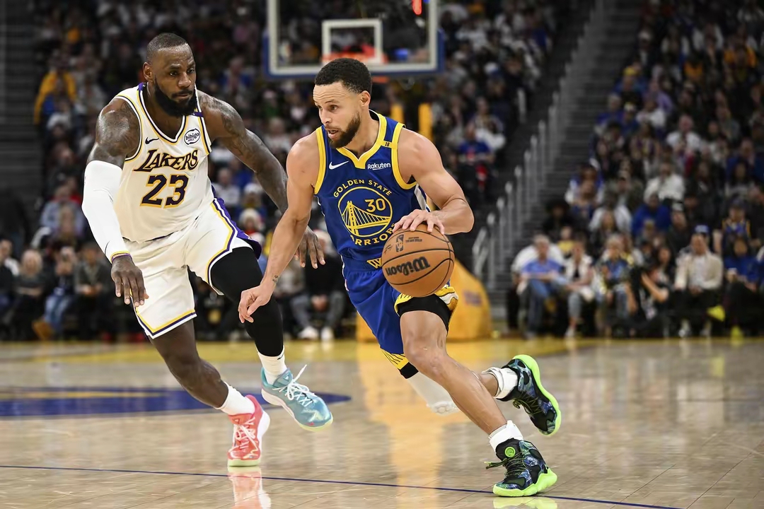 湖人vs勇士詹姆斯得分