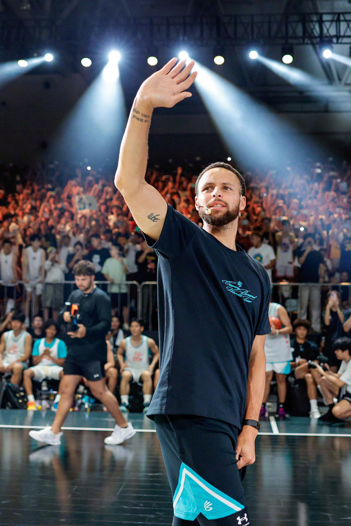 篮球明星个人表现出色指引球队获胜