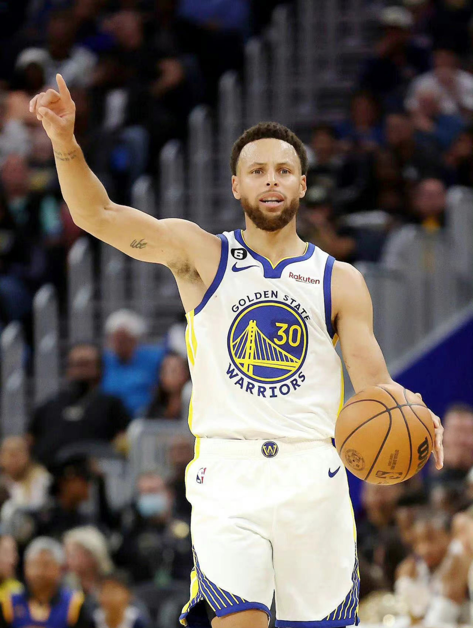 里昂客场击败亚眠,取得赛季首胜是哪一年