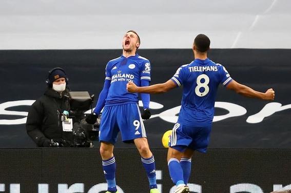 莱斯特城击败热刺，英超冠军争夺仍悬念(莱斯特城对热刺聚胜顽球汇)